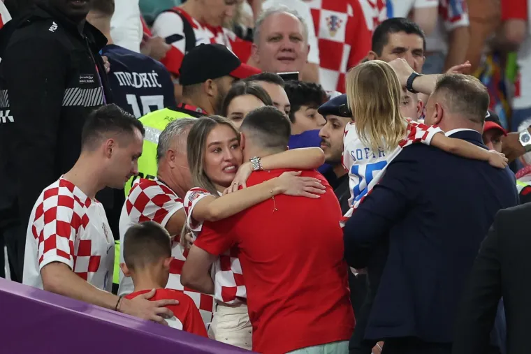 Poljupci, zagrljaji i suze radosnice! Ovako su Vatreni proslavili spektakularnu pobjedu sa svojim obiteljima