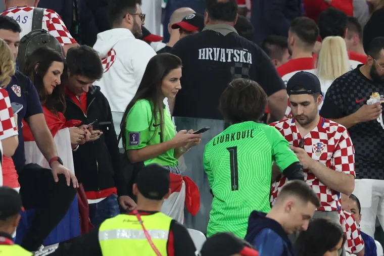 Poljupci, zagrljaji i suze radosnice! Ovako su Vatreni proslavili spektakularnu pobjedu sa svojim obiteljima