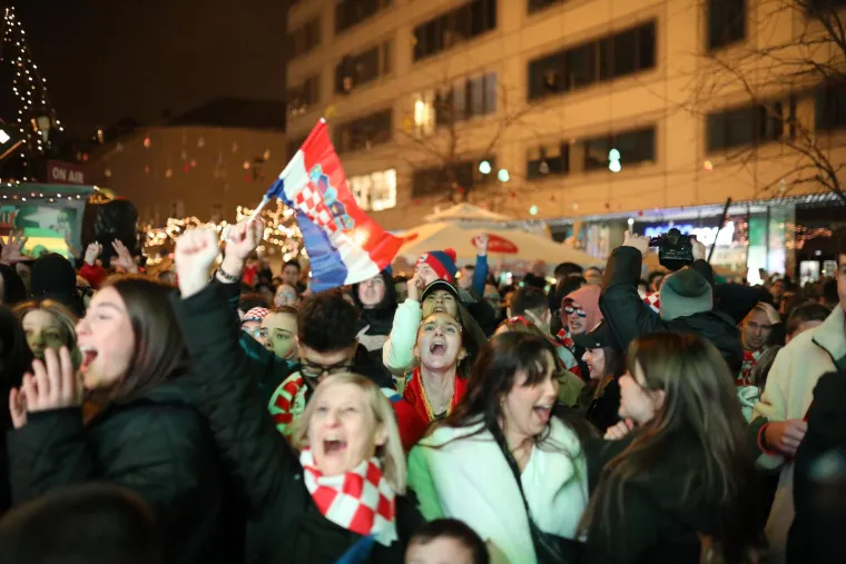 Hrvati u transu nakon senzacionalne pobjede, slavilo se diljem Lijepe na&scaron;e: Pogledajte ove prizore!