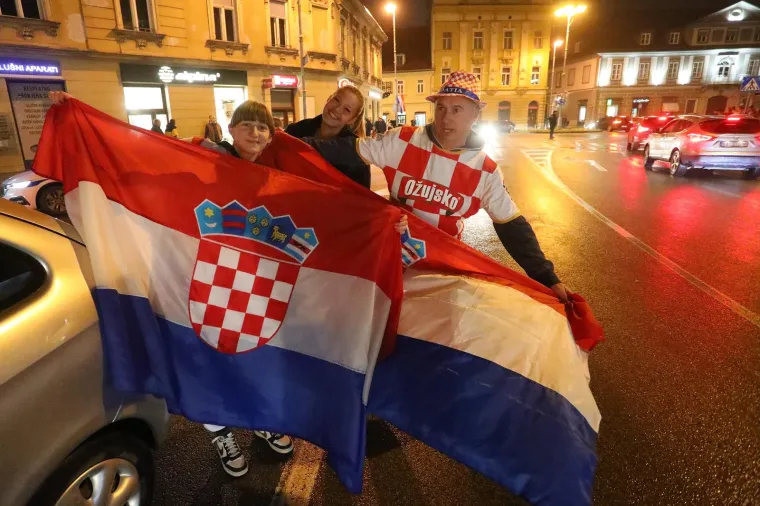 Hrvati u transu nakon senzacionalne pobjede, slavilo se diljem Lijepe na&scaron;e: Pogledajte ove prizore!