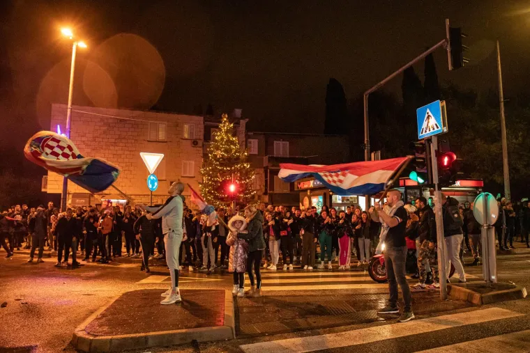 Hrvati u transu nakon senzacionalne pobjede, slavilo se diljem Lijepe na&scaron;e: Pogledajte ove prizore!