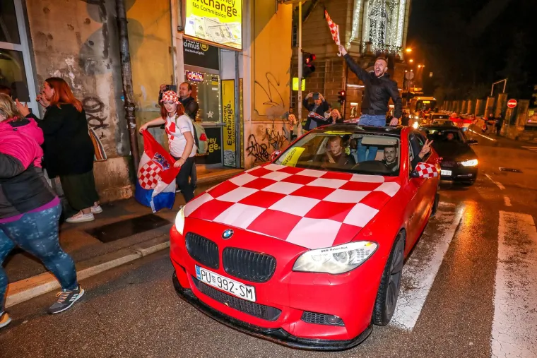 VELIKA NAVIJAČKA GALERIJA Hrvatska noćas neće spavati! Ludo slavlje se se prelilo na ulice