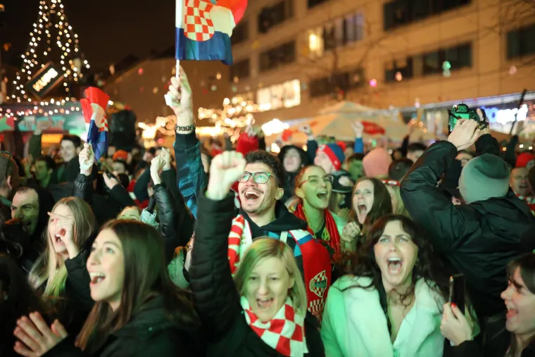 VELIKA NAVIJAČKA GALERIJA Hrvatska noćas neće spavati! Ludo slavlje se se prelilo na ulice