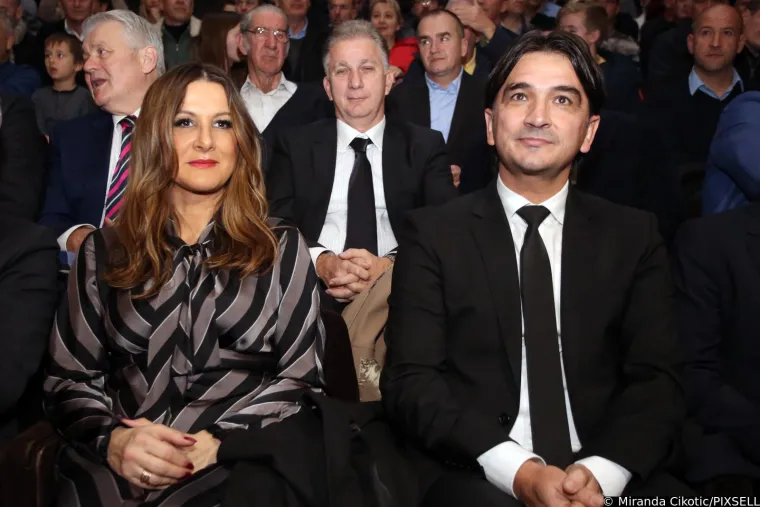Uspjeli su prebroditi i udaljenost jer je Zlatko u to vrijeme počeo igrati za Hajduk pa ju je viđao samo na svoje slobodne dane, no redovito su se čuli telefonom. Davorka je nakon srednje škole upisala fakultet u Splitu dok je Dalić igrao za tadašnji Dinamo iz Vinkovaca.