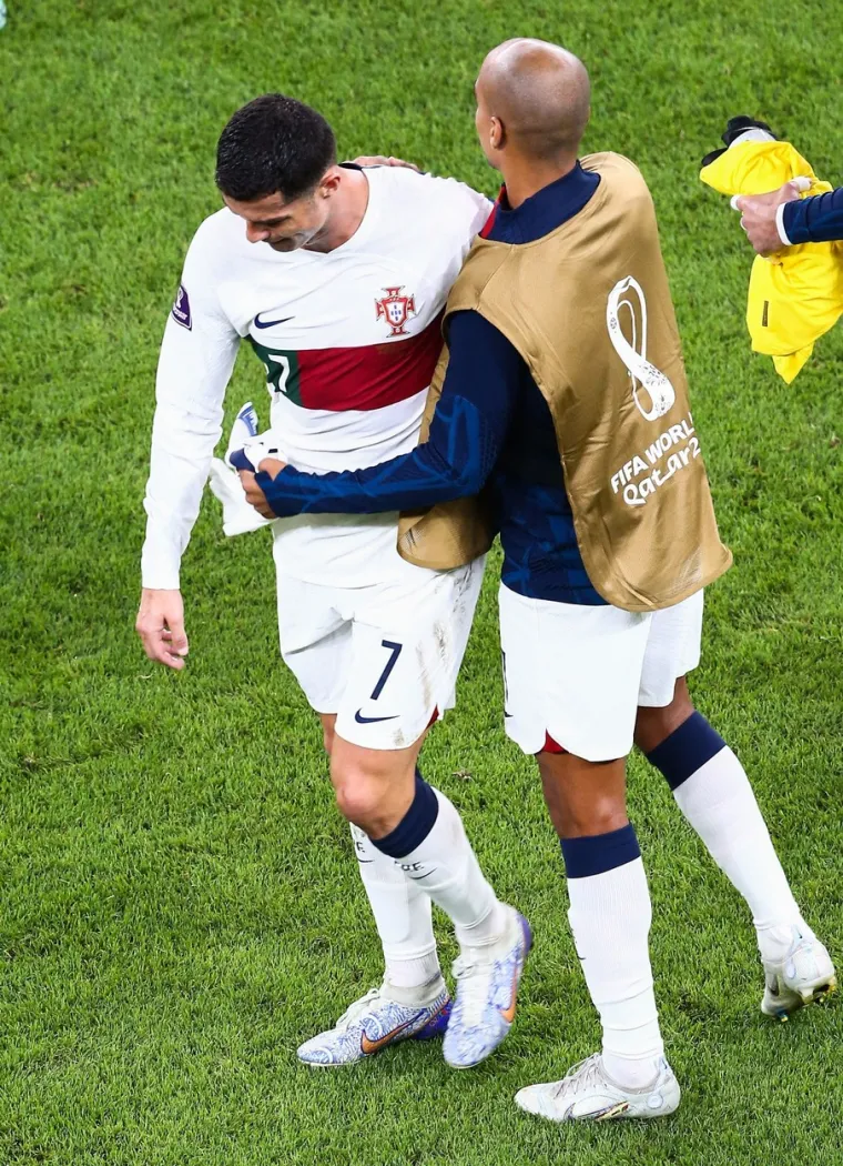 Dvije strane nogometa: Pogledajte kako Ronaldo u suzama odlazi sa scene dok Marokanci slave