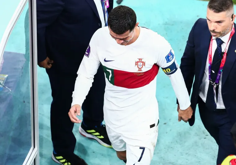 Dvije strane nogometa: Pogledajte kako Ronaldo u suzama odlazi sa scene dok Marokanci slave