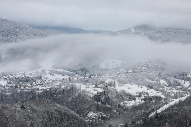 Zimska idila središnjoj Hrvatskoj: Snijeg zabijelio šume i krovove, bajkoviti prizori ostavljaju bez daha