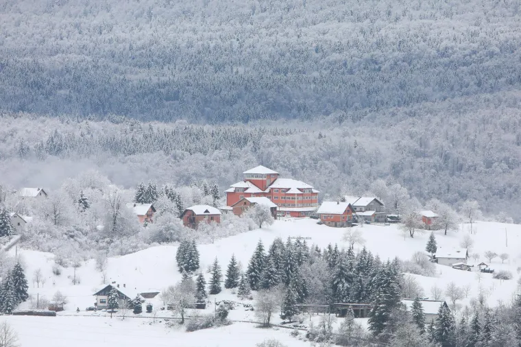 Zimska idila središnjoj Hrvatskoj: Snijeg zabijelio šume i krovove, bajkoviti prizori ostavljaju bez daha