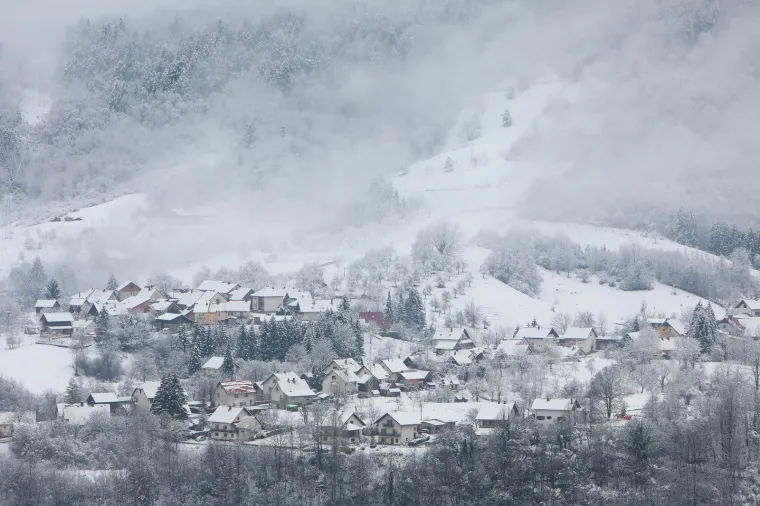 Zimska idila središnjoj Hrvatskoj: Snijeg zabijelio šume i krovove, bajkoviti prizori ostavljaju bez daha