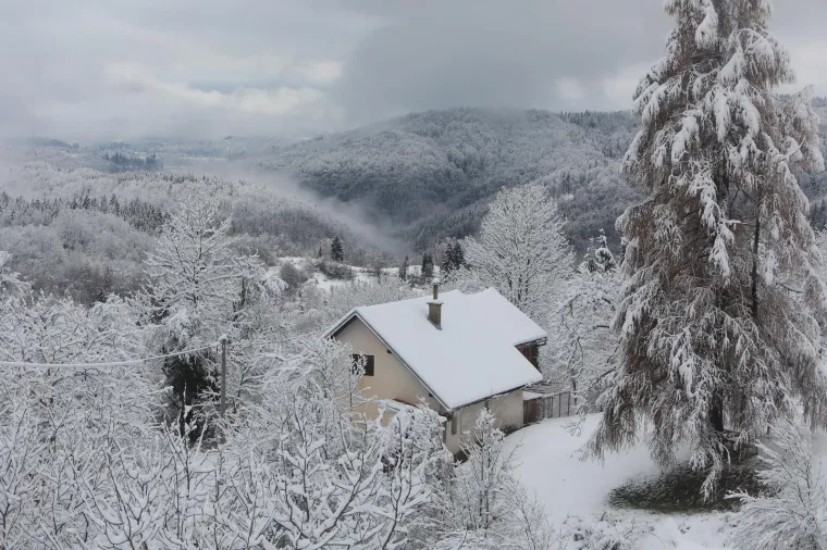 Zimska idila sredi&scaron;njoj Hrvatskoj: Snijeg zabijelio &scaron;ume i krovove, bajkoviti prizori ostavljaju bez daha