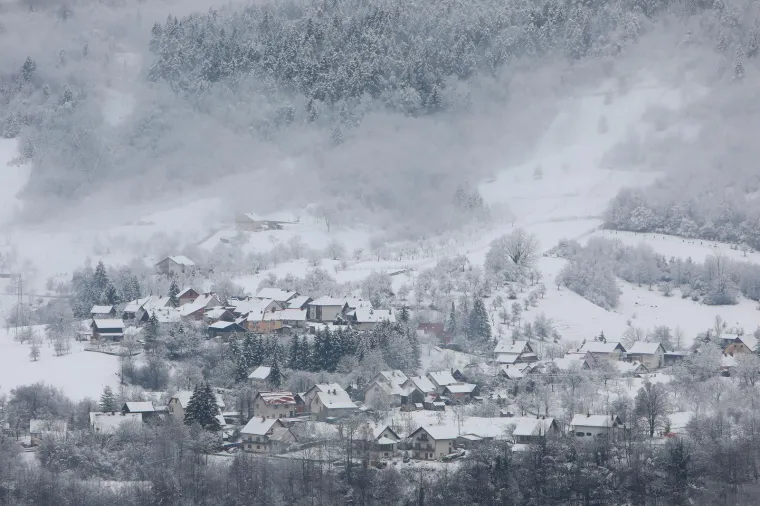 Zimska idila sredi&scaron;njoj Hrvatskoj: Snijeg zabijelio &scaron;ume i krovove, bajkoviti prizori ostavljaju bez daha