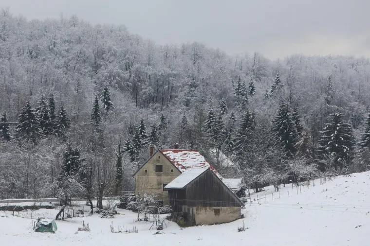 Zimska idila sredi&scaron;njoj Hrvatskoj: Snijeg zabijelio &scaron;ume i krovove, bajkoviti prizori ostavljaju bez daha