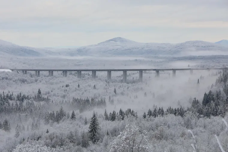 Zimska idila sredi&scaron;njoj Hrvatskoj: Snijeg zabijelio &scaron;ume i krovove, bajkoviti prizori ostavljaju bez daha
