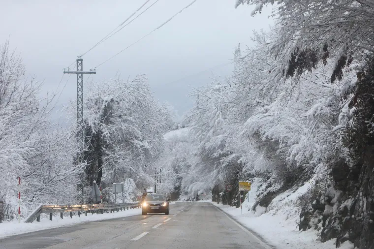 Zimska idila sredi&scaron;njoj Hrvatskoj: Snijeg zabijelio &scaron;ume i krovove, bajkoviti prizori ostavljaju bez daha