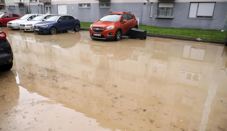 U Zagrebu pukla cijev: Stanare dočekali automobili u vodi