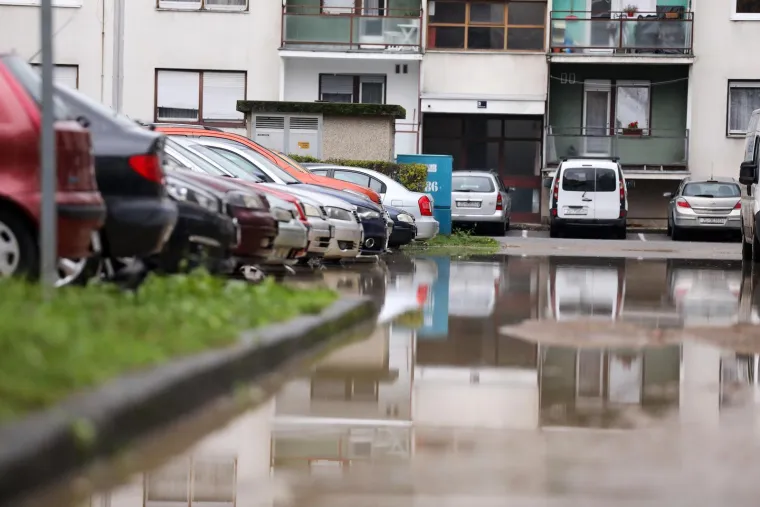 U Zagrebu pukla cijev: Stanare dočekali automobili u vodi