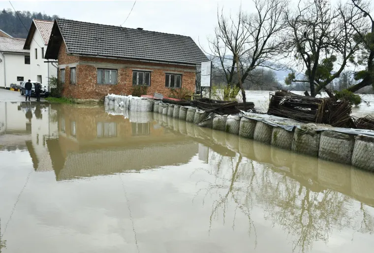 Dio Hrvatske Kostajnice pod vodom, izlila se rijeka Una