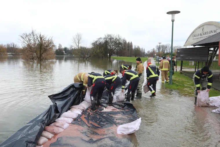 Karlovac, Rijeka Korana izlila se iz korita, na snazi su izvanredne mjere obrane od poplava