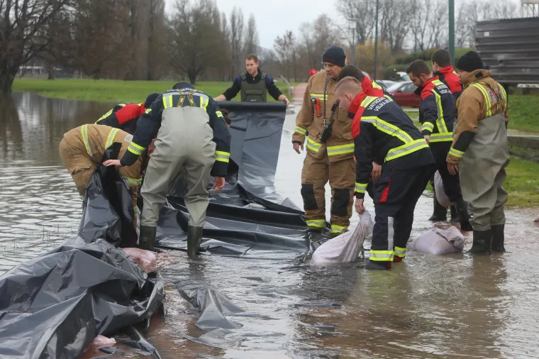 Karlovac, Rijeka Korana izlila se iz korita, na snazi su izvanredne mjere obrane od poplava