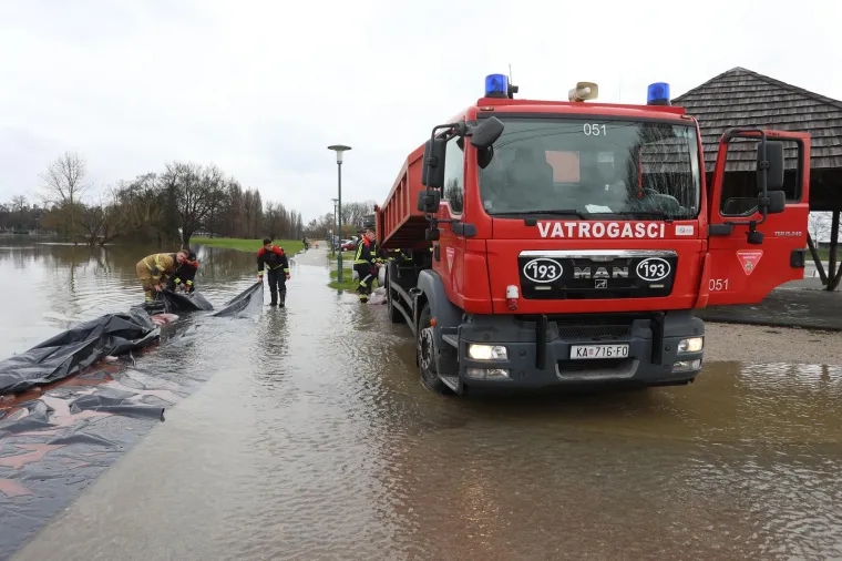 Karlovac, Rijeka Korana izlila se iz korita, na snazi su izvanredne mjere obrane od poplava
