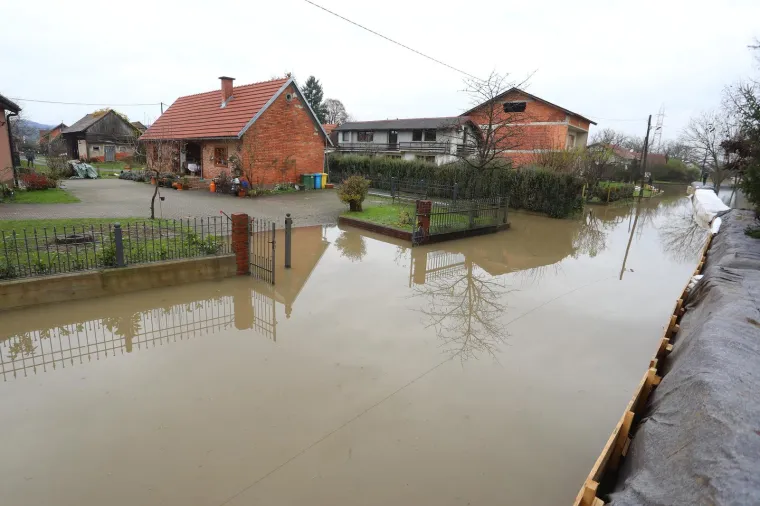 Poplavljeno je karlovačko naselje Brodarci, box barijere nisu izdržale