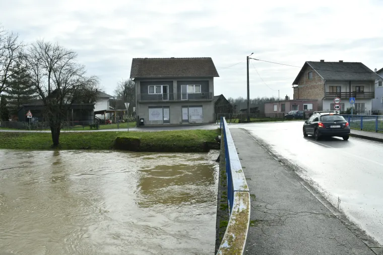 Zbog vodostaja Sunje na snazi je izvanredno stanje obrane od poplava. Voda se prelila u dvori&scaron;ta