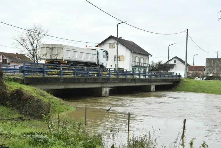 Zbog vodostaja Sunje na snazi je izvanredno stanje obrane od poplava. Voda se prelila u dvori&scaron;ta