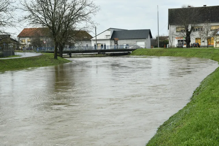 Zbog vodostaja Sunje na snazi je izvanredno stanje obrane od poplava. Voda se prelila u dvori&scaron;ta