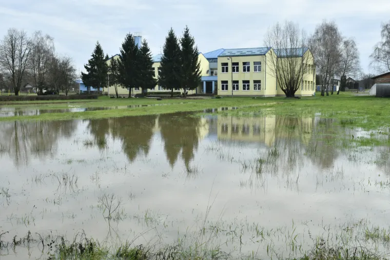 Zbog vodostaja Sunje na snazi je izvanredno stanje obrane od poplava. Voda se prelila u dvori&scaron;ta