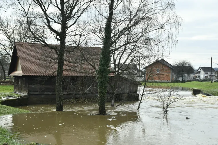 Zbog vodostaja Sunje na snazi je izvanredno stanje obrane od poplava. Voda se prelila u dvori&scaron;ta