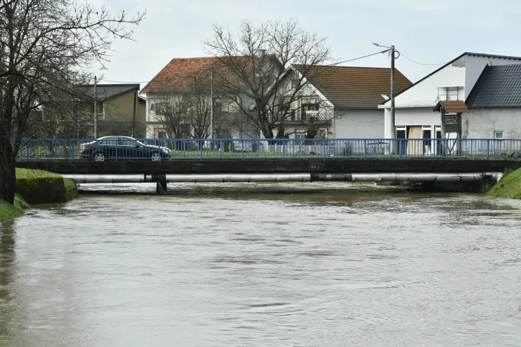 Zbog vodostaja Sunje na snazi je izvanredno stanje obrane od poplava. Voda se prelila u dvori&scaron;ta