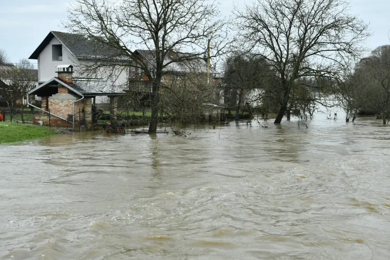 Zbog vodostaja Sunje na snazi je izvanredno stanje obrane od poplava. Voda se prelila u dvori&scaron;ta