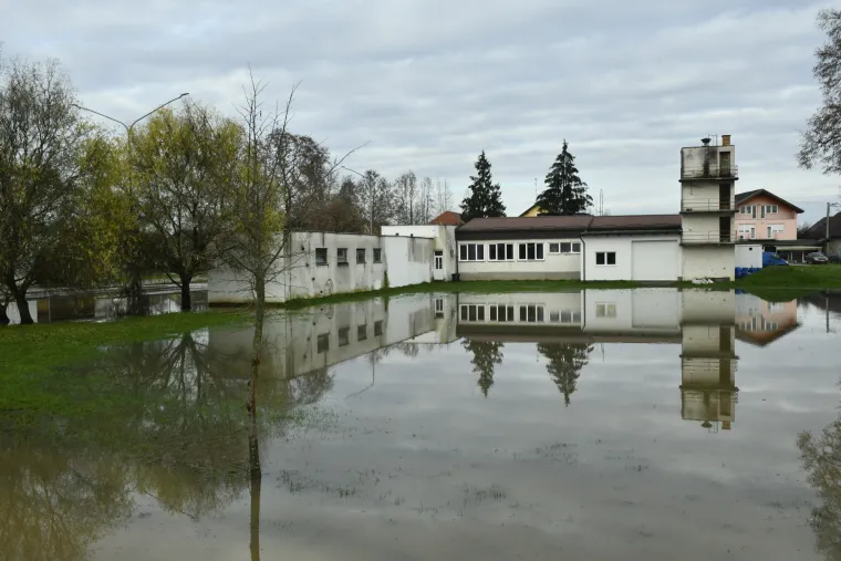 Zbog vodostaja Sunje na snazi je izvanredno stanje obrane od poplava. Voda se prelila u dvori&scaron;ta