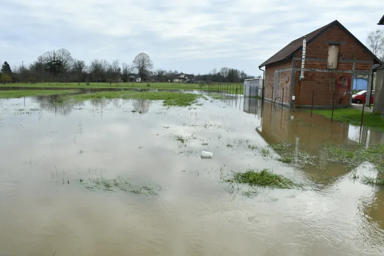 Zbog vodostaja Sunje na snazi je izvanredno stanje obrane od poplava. Voda se prelila u dvori&scaron;ta