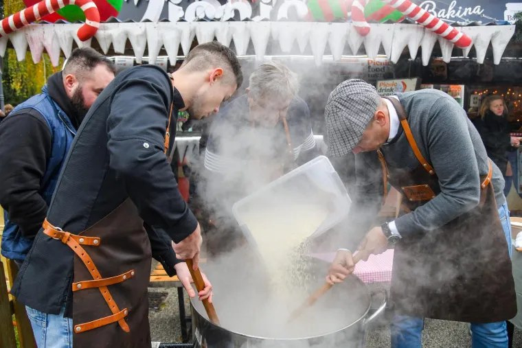 Vrhunska atrakcija s ovogodišnjeg Adventa planula u trenu: Satima su kuhali 'skradinski rižot'