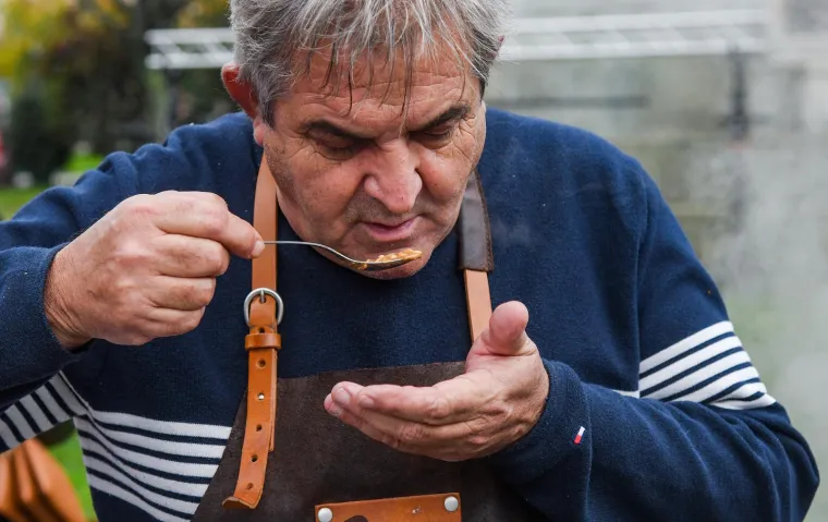 Vrhunska atrakcija s ovogodišnjeg Adventa planula u trenu: Satima su kuhali 'skradinski rižot'