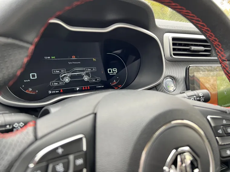 Vozačev ekran je digitaliziran, nudi mnogo opcija, a jedna od njih i tlak i temperatura u gumama. To smo navikli gledati samo u sportskim automobilima