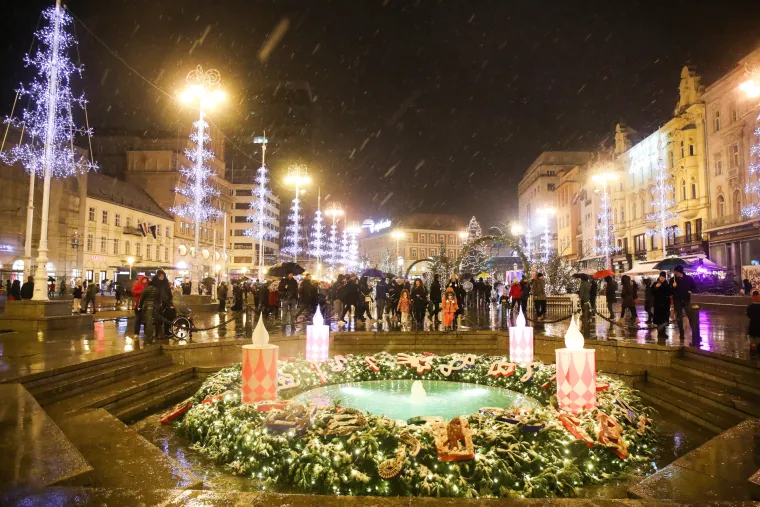 Snježna idila u Zagrebu. Nedjeljnu večer samo su rijetki iskoristili za šetnju pod pahuljama