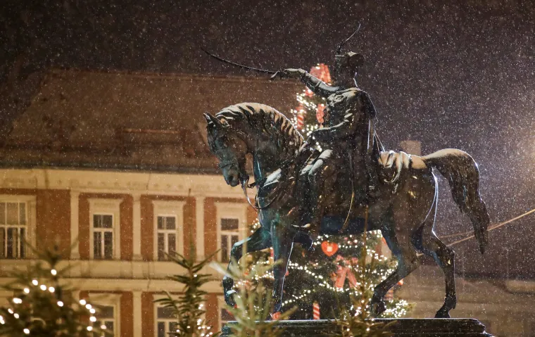 Snježna idila u Zagrebu. Nedjeljnu večer samo su rijetki iskoristili za šetnju pod pahuljama