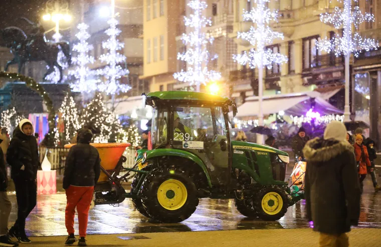 Snježna idila u Zagrebu. Nedjeljnu večer samo su rijetki iskoristili za šetnju pod pahuljama