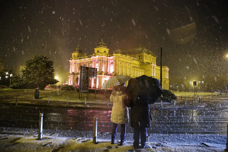 Snježna idila u Zagrebu. Nedjeljnu večer samo su rijetki iskoristili za šetnju pod pahuljama