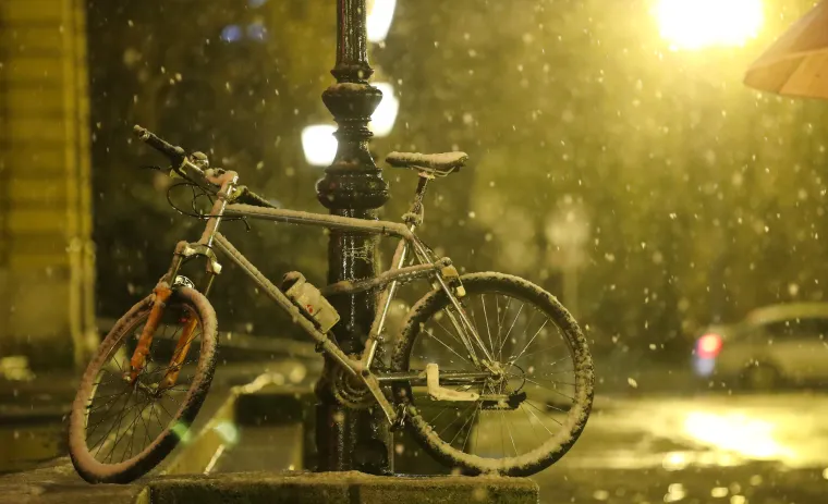 Snježna idila u Zagrebu. Nedjeljnu večer samo su rijetki iskoristili za šetnju pod pahuljama
