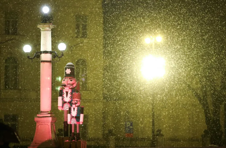 Snježna idila u Zagrebu. Nedjeljnu večer samo su rijetki iskoristili za šetnju pod pahuljama