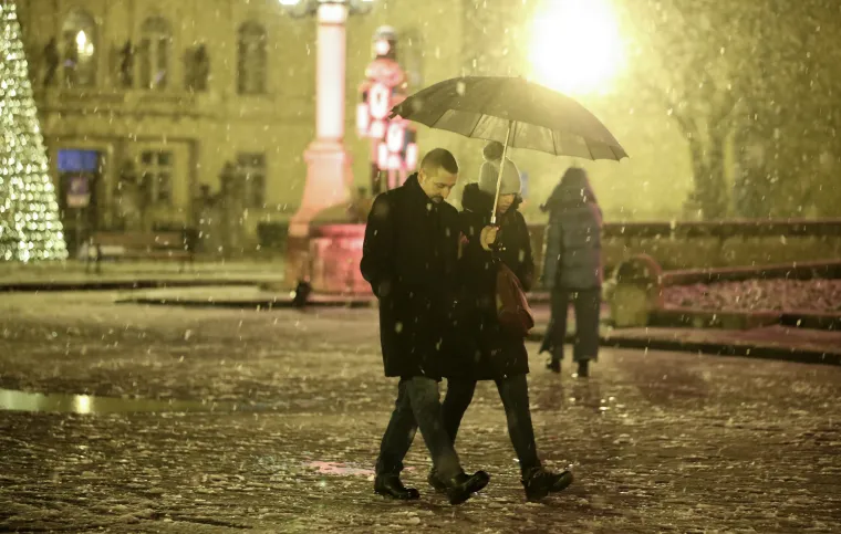 Snježna idila u Zagrebu. Nedjeljnu večer samo su rijetki iskoristili za šetnju pod pahuljama