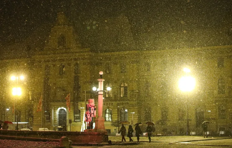 Snježna idila u Zagrebu. Nedjeljnu večer samo su rijetki iskoristili za šetnju pod pahuljama