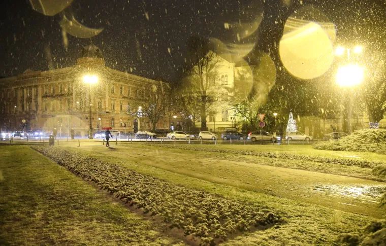 Snježna idila u Zagrebu. Nedjeljnu večer samo su rijetki iskoristili za šetnju pod pahuljama