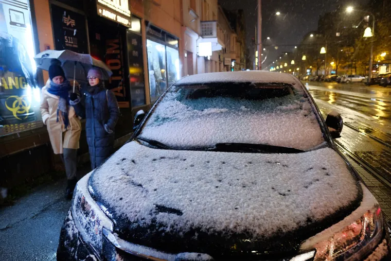 Snježna idila u Zagrebu. Nedjeljnu večer samo su rijetki iskoristili za šetnju pod pahuljama