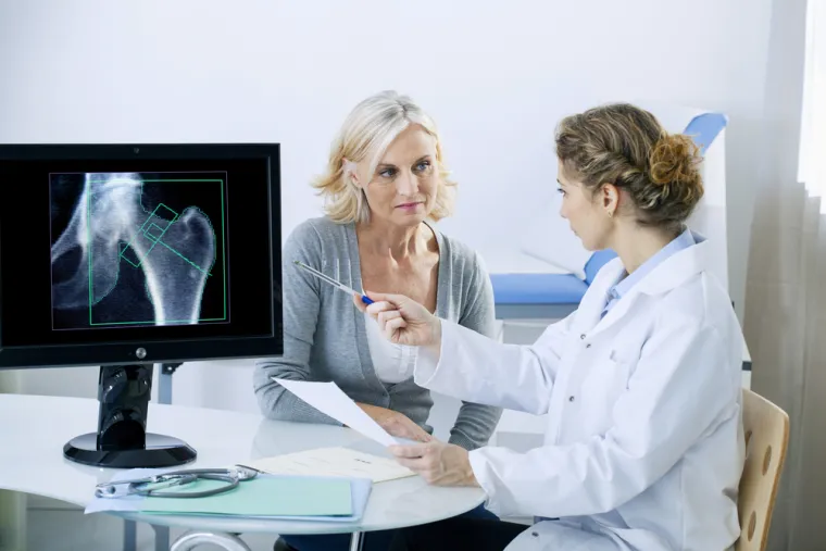 3. Osteoporoza: A zbog nedostatka sunčeve svjetlosti tijelu može nedostajati vitamina D, što može rezultirati gubitkom skeletnog tkiva ili krhkim kostima. Stručnjaci iz međunarodne bolnice u Bangkoku rekli su da krhke kosti mogu biti i znak osteoporoze, tihog ubojice. &quot;Osteoporoza uzrokuje slabost i lomljivost kostiju, stoga čak i manja trauma ili blagi stres mogu uzrokovati prijelom. Štoviše, osteoporoza u kralježnici često dovodi do gubitka visine tijekom vremena. Osteoporoza se često odnosi na &quot;tihog ubojicu&quot; budući da obično ne pokazuje simptome&quot;, rekli su stručnjaci. Prvi znak osteoporoze, kaže NHS, je slomljena kost.