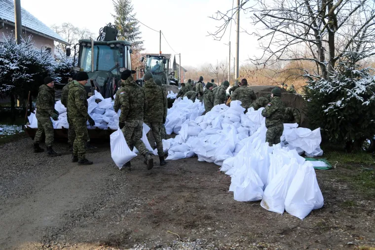Hrvatska vojska pomaže u obrani od poplava, pogledajte kako kod Petrinje postavljaju branu