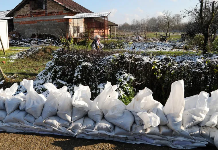 Hrvatska vojska pomaže u obrani od poplava, pogledajte kako kod Petrinje postavljaju branu